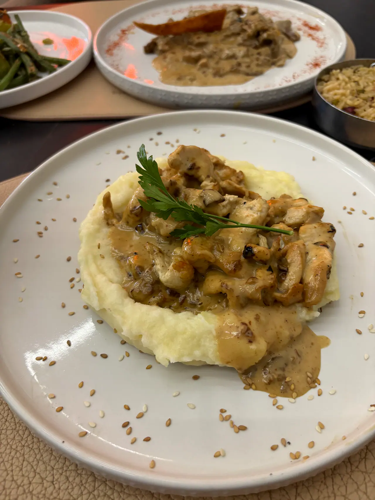 Poulet à la crème de champignons sur une purée