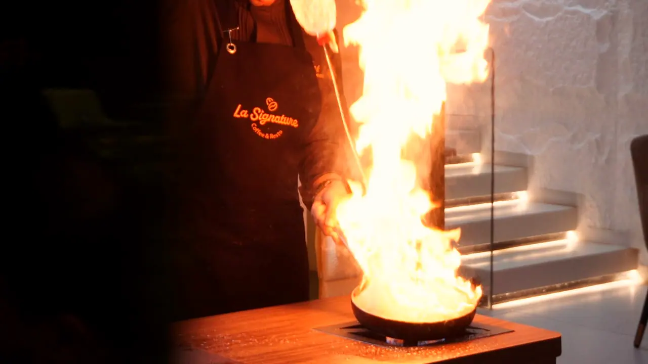 Un plat flambé à table