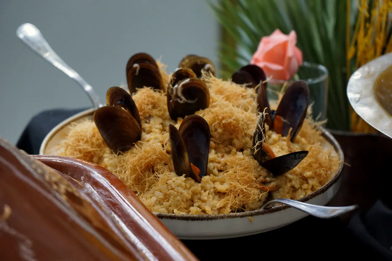 Fruits de mer en kadaïf avec des moules et une rose