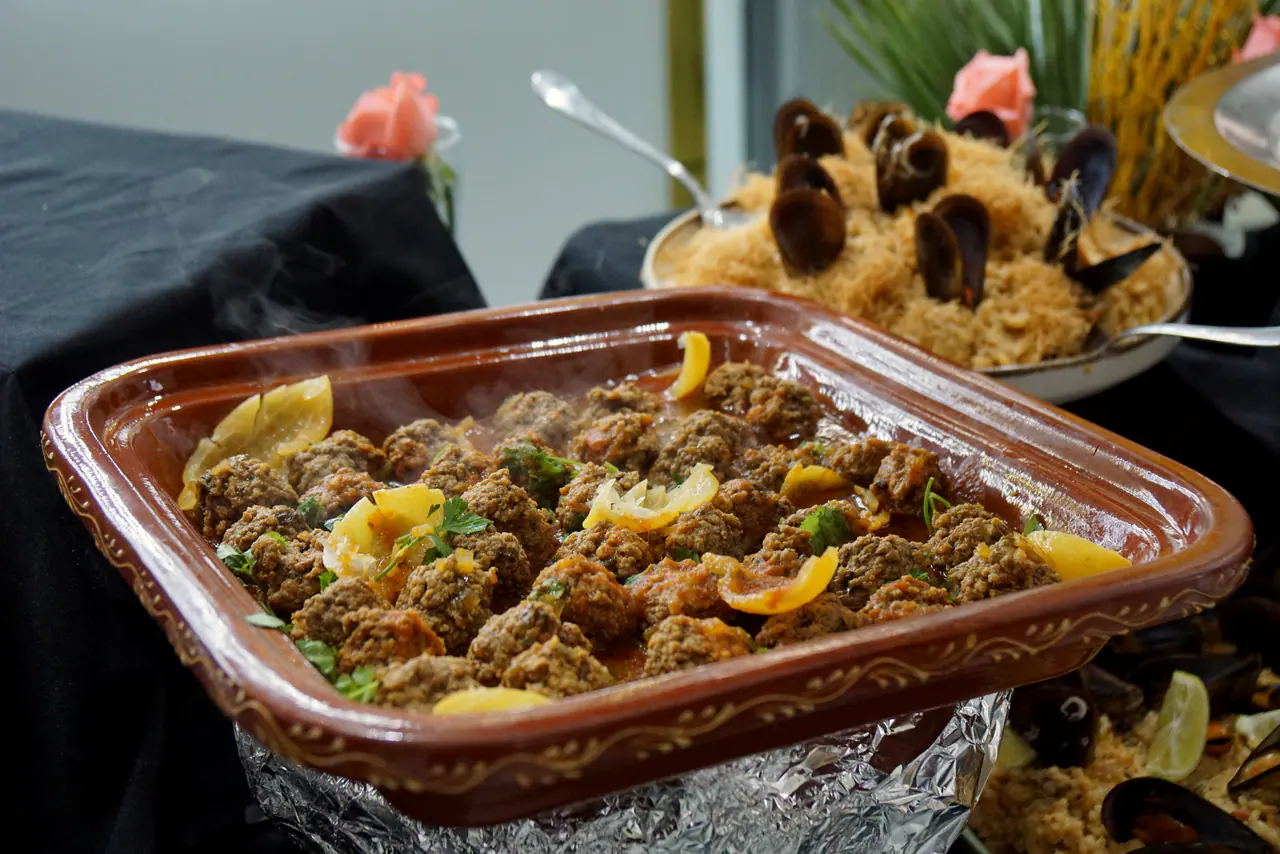 Tajine de kefta dans sa terre cuite, avec du citron